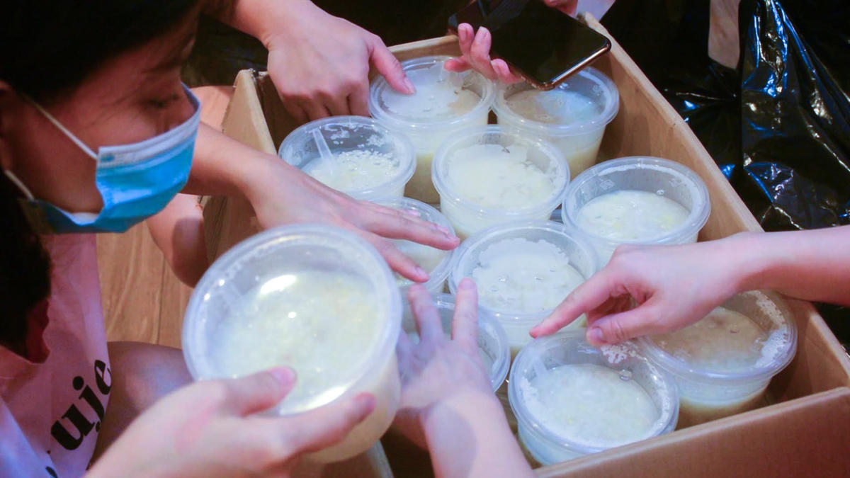 Những suất xôi, hộp cháo đã được bếp ăn hoàn thành. Ảnh: Lê Khánh.