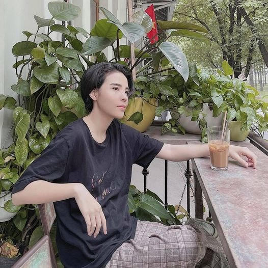 Vũ Cát Tường nhâm nhi cà phê sáng một mình tại góc ban công.  