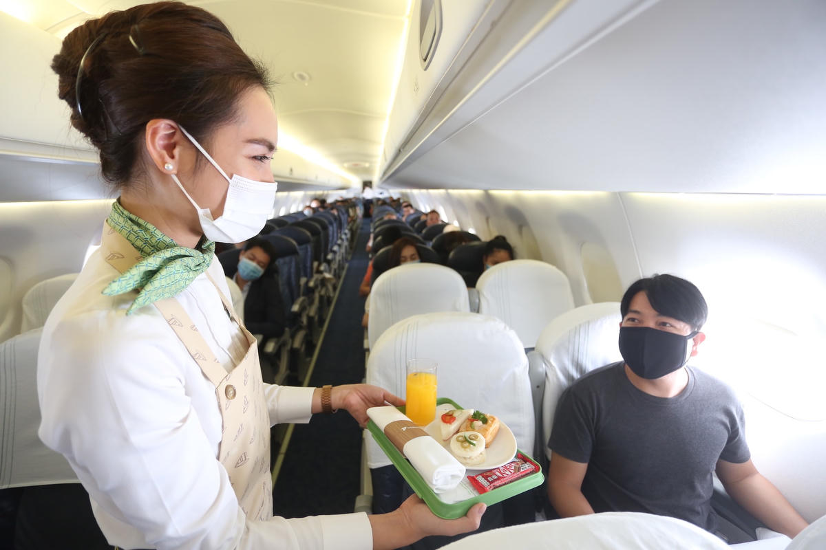 Tiếp viên phục vụ chu đáo.