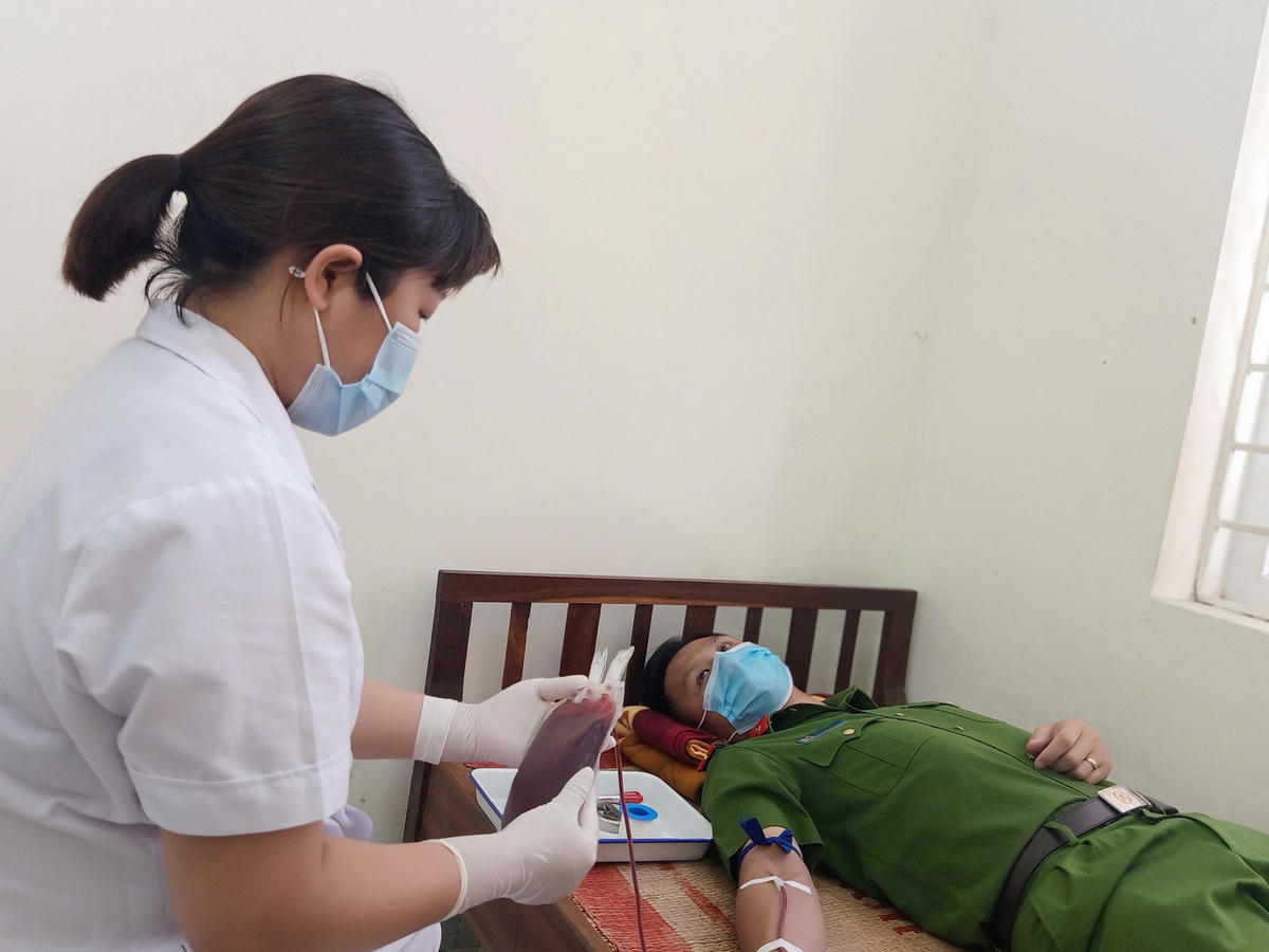 Thượng uý Đỗ Nam Duy, Phó Trưởng Công an xã Hữu Sản hiến máu cứu người.  