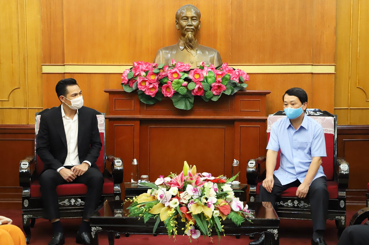 Phó Chủ tịch - Tổng Thư ký Hầu A Lềnh trò chuyện cùng ca sĩ Duy Chinh. Ảnh: Trung Quân.