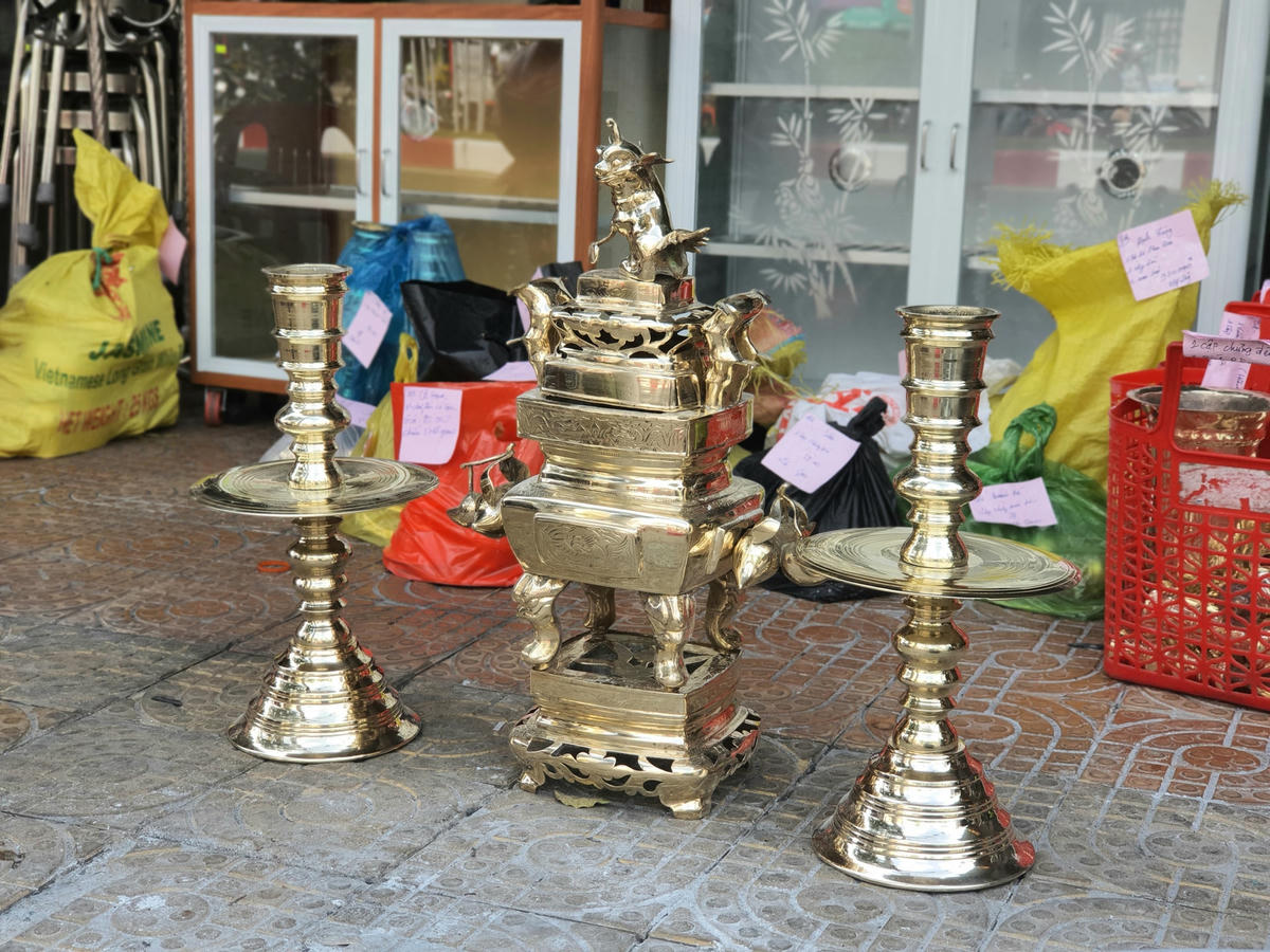Bộ lư vừa mới đánh xong.