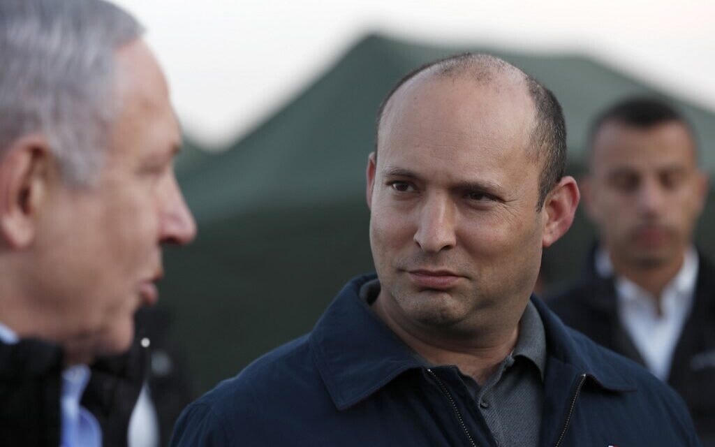 Thủ tướng Benjamin Netanyahu (trái) và Bộ trưởng Quốc phòng khi đó là ông Naftali Bennett thăm một căn cứ quân sự của Israel ở Cao nguyên Golan trên biên giới với Syria tháng 11/2019. Ảnh: AP.