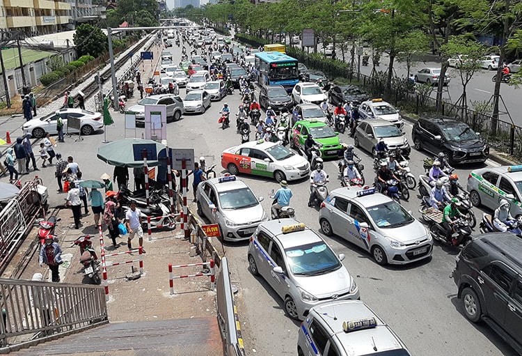 Để tránh bị phát hiện, nhiều lái xe taxi đã lấy kẹp che một chữ số trên biển,  hoặc dùng băng dính dán số, cạo sơn đen, quét sơn trắng, bôi bùn đất...