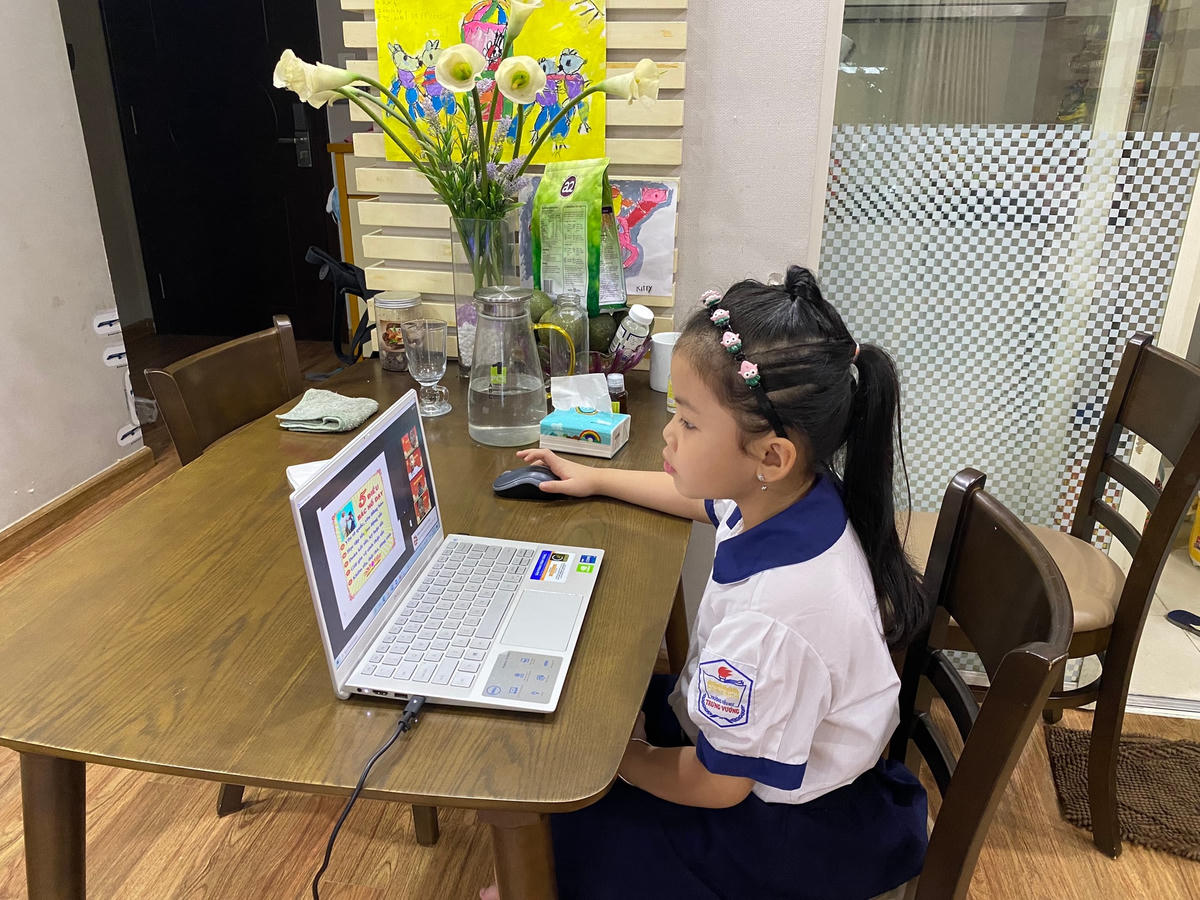 Học sinh lớp 1 làm quen với giáo viên chủ nhiệm đầu năm học mới.