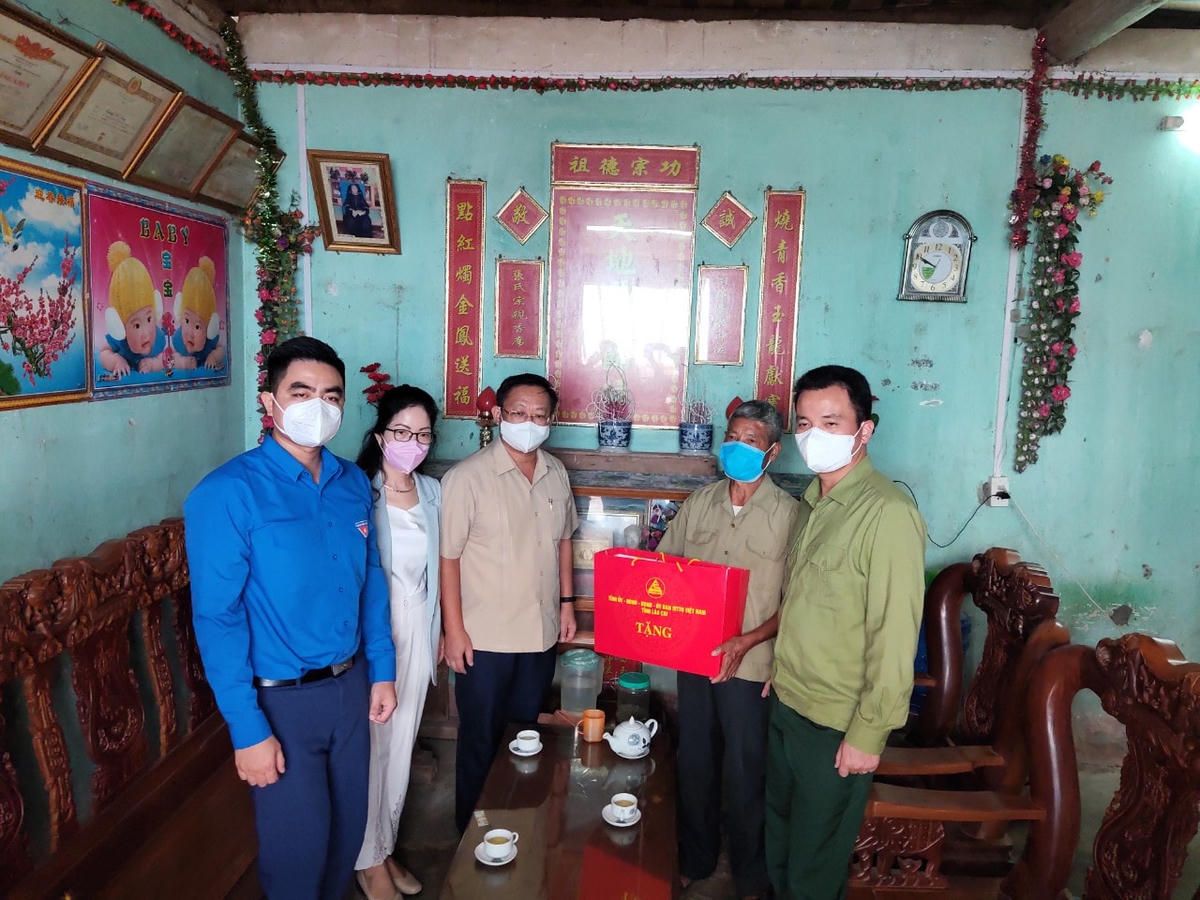 Lãnh đạo Ủy ban MTTQ Việt Nam tỉnh Lào Cai tặng quà gia đình người có công với cách mạng trên địa bàn huyện Mường Khương.