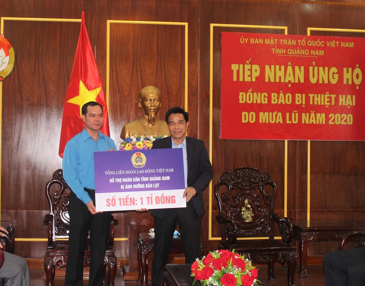 Tổng LĐLĐ Việt Nam ủng hộ 1 tỷ đồng cho đồng bào lũ lụt Quảng Nam.