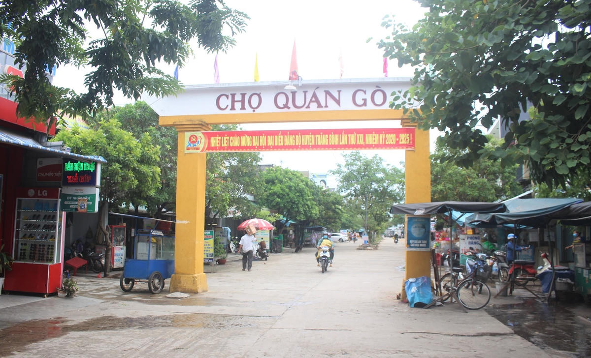 Người dân ít đến chợ để mua hàng hóa.