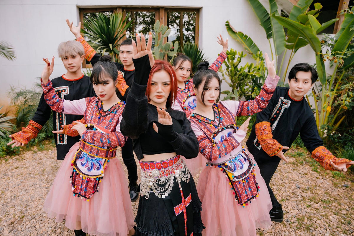 Cát Tiên và vũ đoàn tham gia MV “Heyla xinh đẹp ơi”.