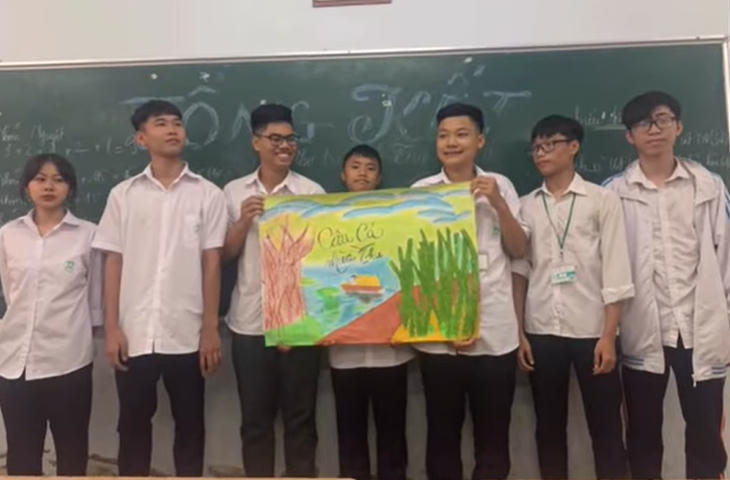 Học sinh trường THPT Thạch Bàn trong một tiết học sôi nổi.