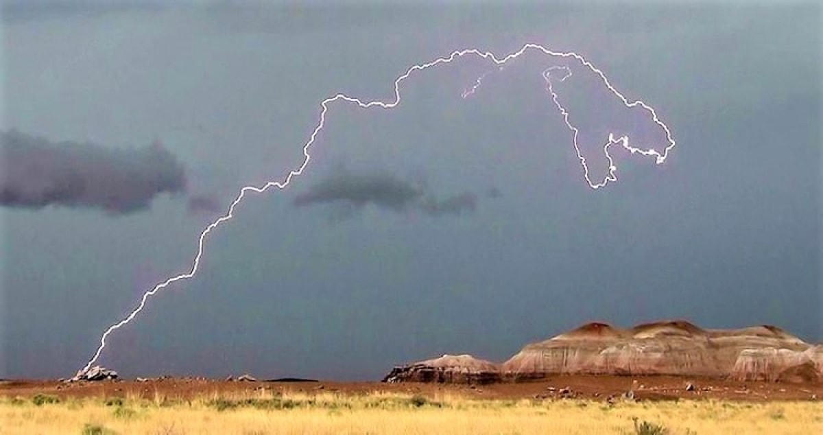 Tia chớp dài nhất: Trước đây, người ta tin rằng sét không thể di chuyển xa hơn 32 km từ cơn bão hoặc kéo dài hơn một giây. Tuy nhiên, tia chớp xảy ra ở Oklahoma (Mỹ) ngày 20/6/2007 dài 321 km và kéo dài 5,7 giây, được Tổ chức Khí tượng Thế giới của Liên Hợp Quốc (WMO) ghi lại đã khiến Hiệp hội Khí tượng Mỹ khuyến nghị thay đổi định nghĩa về sét trong Thuật ngữ AMS về Khí tượng học từ “một loạt các quá trình điện diễn ra trong vòng 1 giây” thành “một loạt các quá trình điện diễn ra liên tục”.