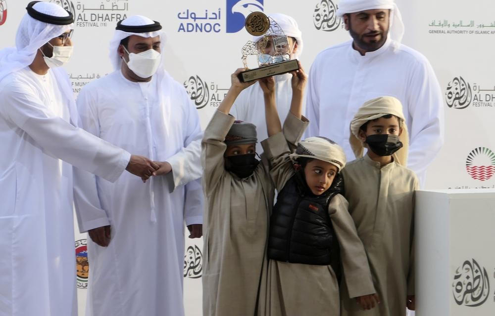 Người thắng cuộc nhận cúp cho lạc đà tại Lễ hội Al Dhafra. Ảnh: AP.  