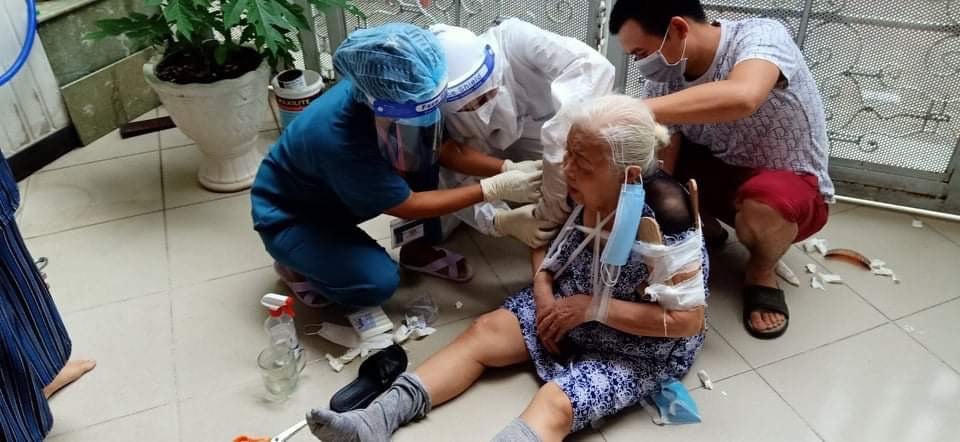 Thượng sĩ Hùng cùng đồng đội điều trị cho bệnh nhân là một bà cụ vừa có triệu chứng khó thở vừa bị gãy tay. Ảnh: NVCC.