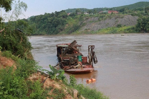 Tàu khai thác cát không được đăng ký, đăng kiểm. Ảnh: Nam Anh.