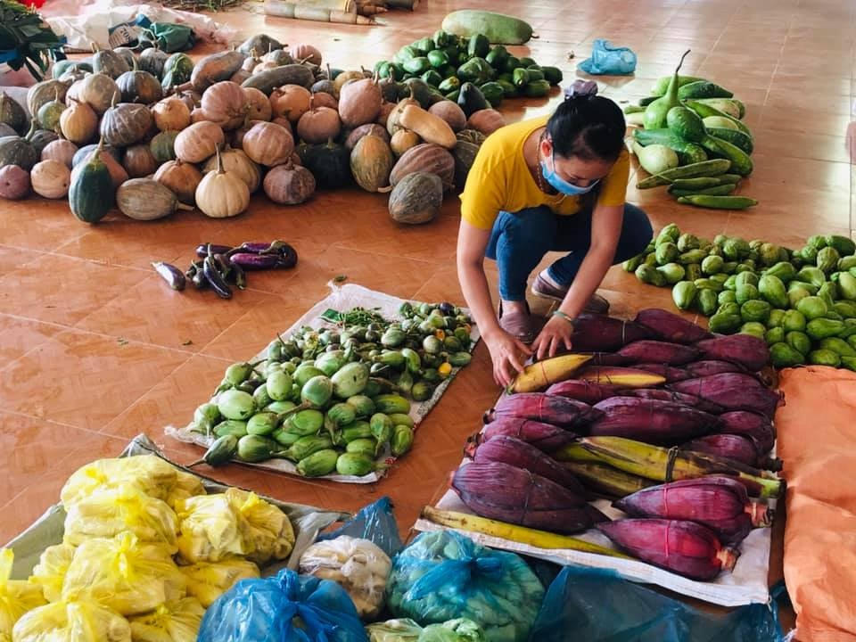 Người dân phân bổ rau, củ để ủng hộ cho người dân TP Đà Nẵng.