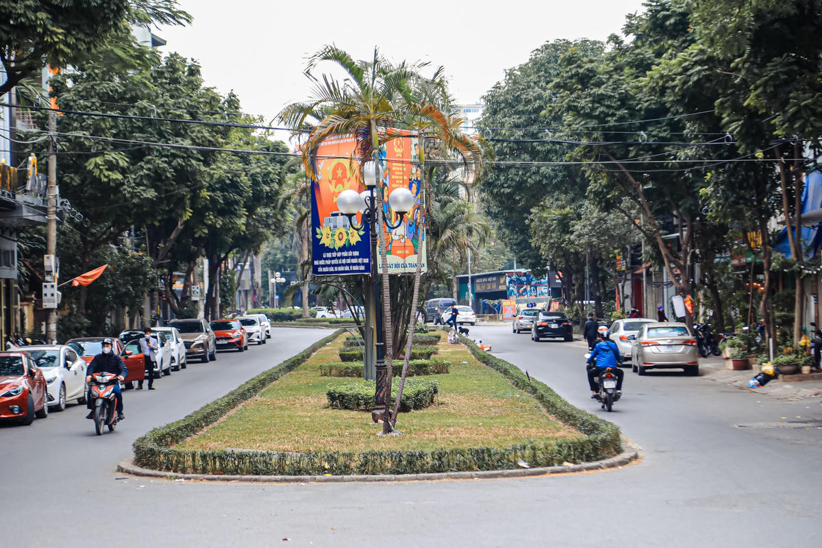 Được biết, chiều dài phố mang tên cố thi sĩ Lưu Quang Vũ có chiều dài 430 m, rộng 17,5 - 26 m (lòng đường 7,3 - 13 m, vỉa hè mỗi bên từ 5 - 6,5 m).
