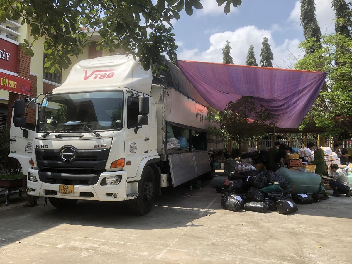 Quá trình kiểm tra, lực lượng Công an phát hiện trên xe đang vận chuyển nhiều hàng cấm, hàng lậu.