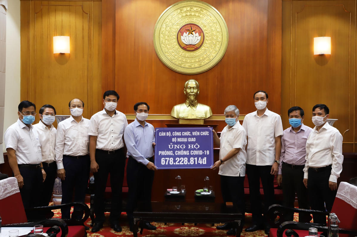 Chủ tịch Đỗ Văn Chiến tiếp nhận ủng hộ từ cán bộ, công chức, viên chức Bộ Ngoại giao ở trong và ngoài nước.