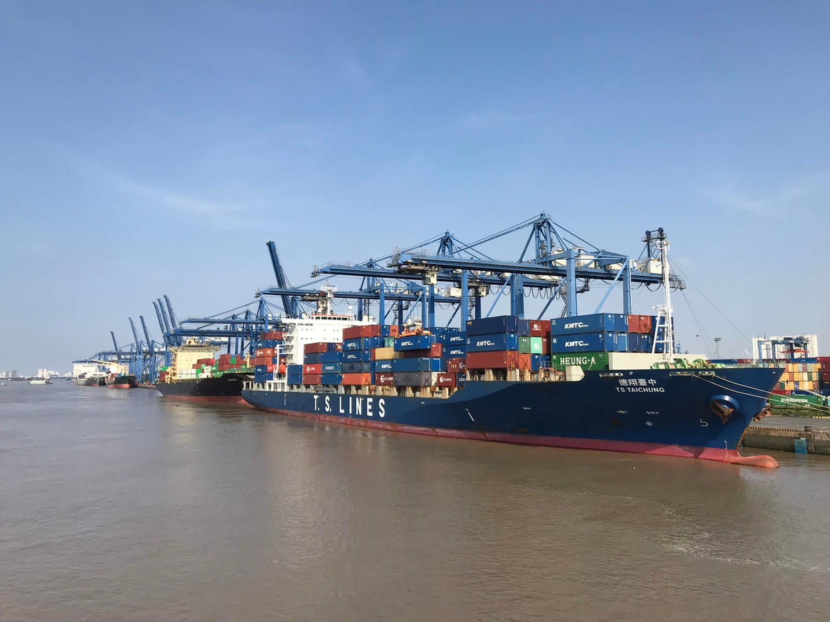 Mỗi container ra và cảng biển ở TP HCM sẽ chịu mức phí cao nhất lên đến 4,4 triệu đồng. Nhiều doanh nghiệp vận tải cho biết sẽ tốn thêm hàng tỉ đồng mỗi tháng vì loại phí mới này và tìm cách dịch chuyển sang khu vực cảng lân cận như Long An, Bà Rịa - Vũng Tàu để "tránh phí".