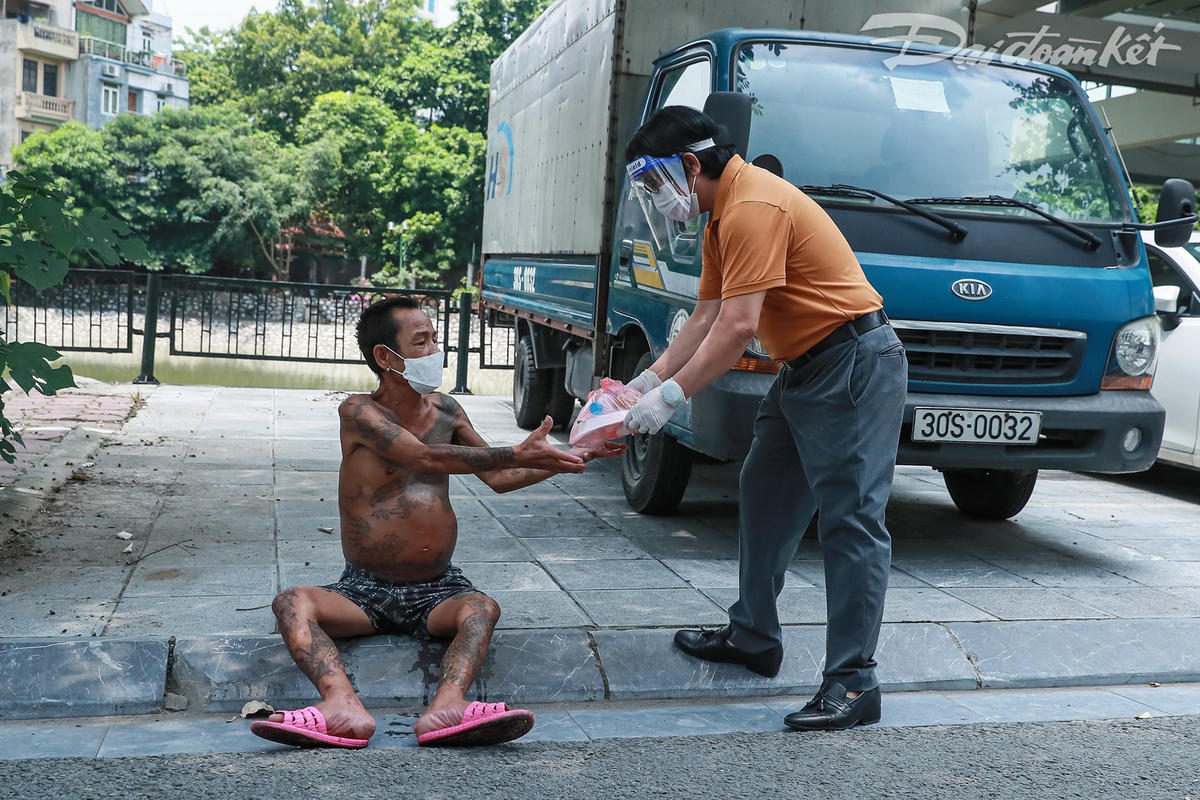 Ông Nguyễn Hồng Toàn, 53 tuổi bị ung thư gan, thận và đường ruột khiến bụng phình to, khó thở, sống tại khu vực ga Cát Linh nhận suất cơm hỗ trợ từ Báo Đại Đoàn Kết. Ảnh: Quang Vinh. 