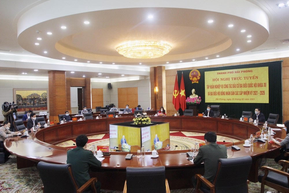Các Ủy viên UB bầu cử Hải Phòng tham dự buổi tập huấn nghiệp vụ bầu cử do Bộ Nội vụ hướng dẫn.