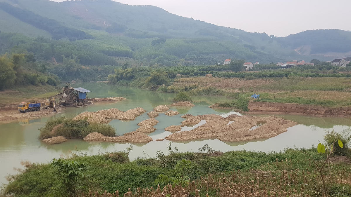 Lòng sông Cẩm Đàn thuộc địa bàn xã Cẩm Đàn bị biến dạng, xới tung do khai thác khoáng sản trái phép. Ảnh: Hà An.