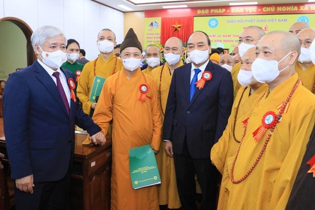 Chủ tịch nước Nguyễn Xuân Phúc, Chủ tịch UBTƯ MTTQ Việt Nam Đỗ Văn Chiến cùng các đại biểu tại Đại lễ.