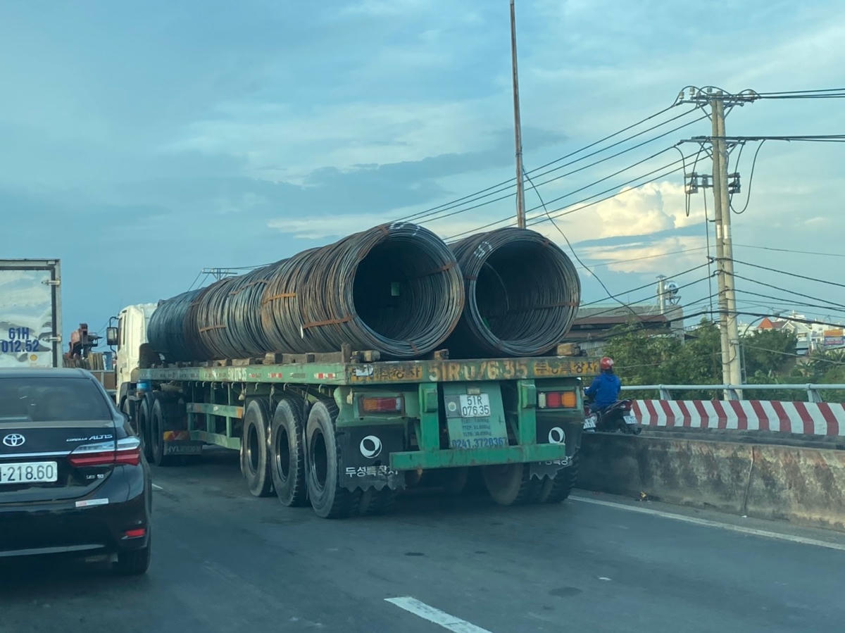 Xe chở cuộn thép thường khiến người dân lo sợ (Ảnh Đoàn Xá)