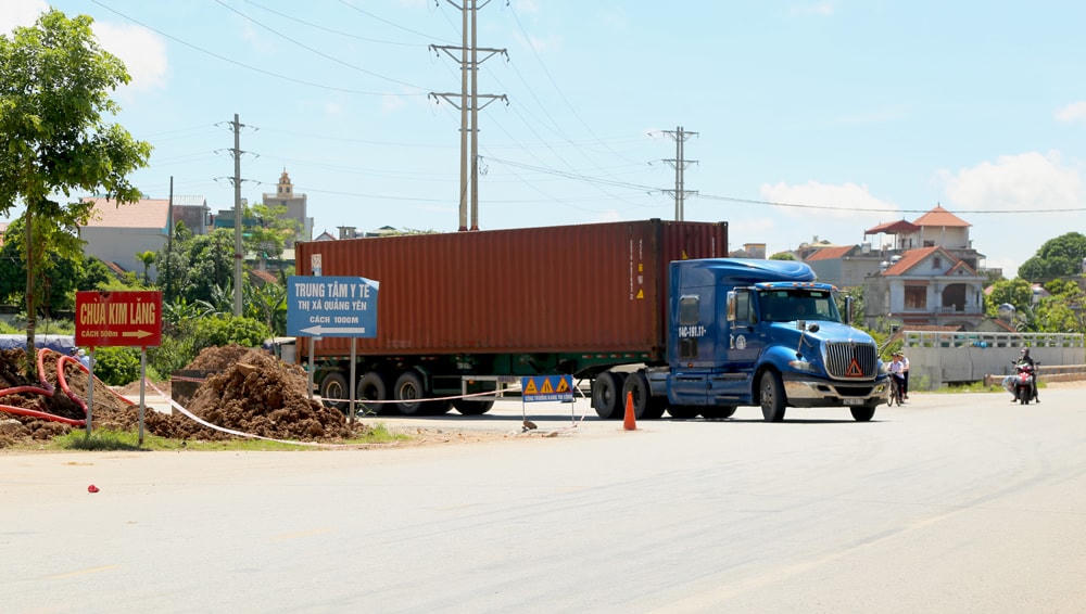 Các xe container chạy trên đoạn ngã ba cầu Kim Lăng, thị xã Quảng Yên.