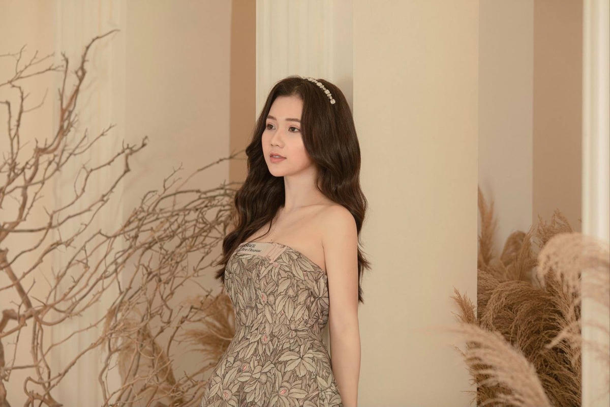 Nữ chính phim “Phố trong làng” sở hữu nhan sắc nóng bỏng, gợi cảm nhưng không kém phần sexy, sang chảnh.