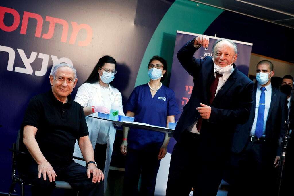 Thủ tướng Israel Netanyahu là người đầu tiên của nước này tiêm vaccine ngừa Covid-19. Ảnh: Reuters.