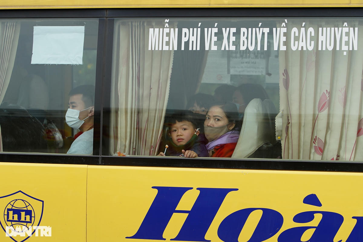 Nhiều hành khách tỏ rõ sự mệt mỏi vì phải ngồi lâu trên xe khi di chuyển qua đoạn đường ùn tắc kéo dài.