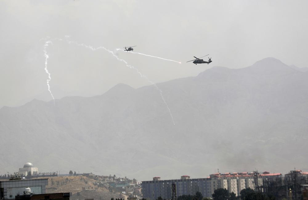 Trực thăng Sikorsky UH-60 Black Hawk chuyên chở vũ trang đã hạ cánh ở gần Đại sứ quán để đưa các quan chức còn lại của Mỹ rời khỏi quốc gia này. (Ảnh: AP).