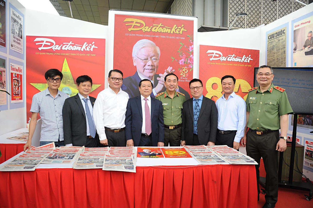 Lãnh đạo Bộ Công an, Hội Nhà báo Việt Nam thăm gian trưng bày của Báo Đại Đoàn Kết tại Hội báo.