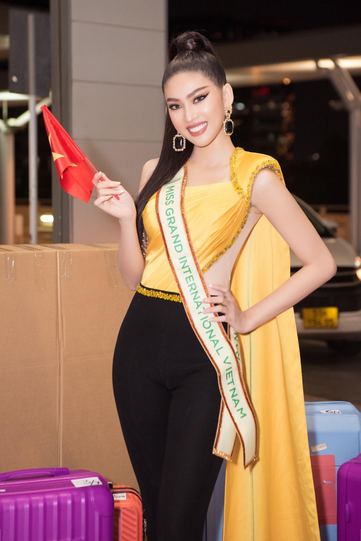 Trước giờ G, nàng hậu gây ấn tượng khi thả dáng đầy thần thái và khoe trọn đôi chân dài 1m11 trong bộ trang phục của NTK Linh San.  