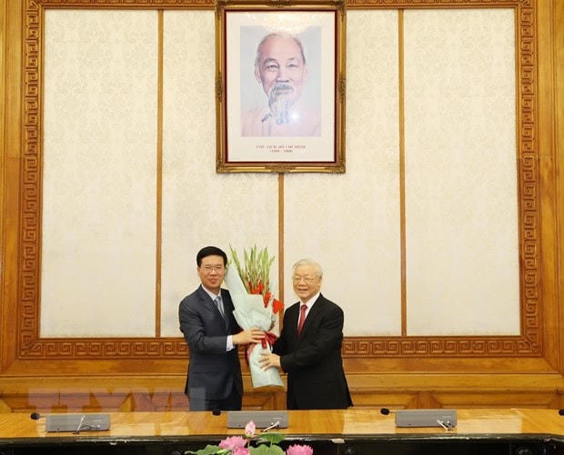 Tổng Bí thư, Chủ tịch nước Nguyễn Phú Trọng tặng hoa chúc mừng ông Võ Văn Thưởng, Ủy viên Bộ Chính trị, giữ chức Thường trực Ban Bí thư. (Ảnh: Trí Dũng/TTXVN).