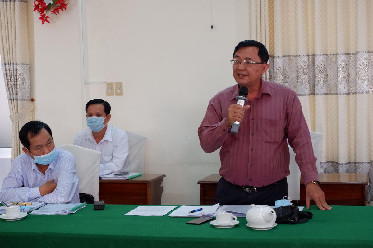 Lãnh đạo Sở Nội vụ trao đổi, ghi nhận, tiếp thu ý kiến đóng góp của các vị đại biểu tại hội nghị.