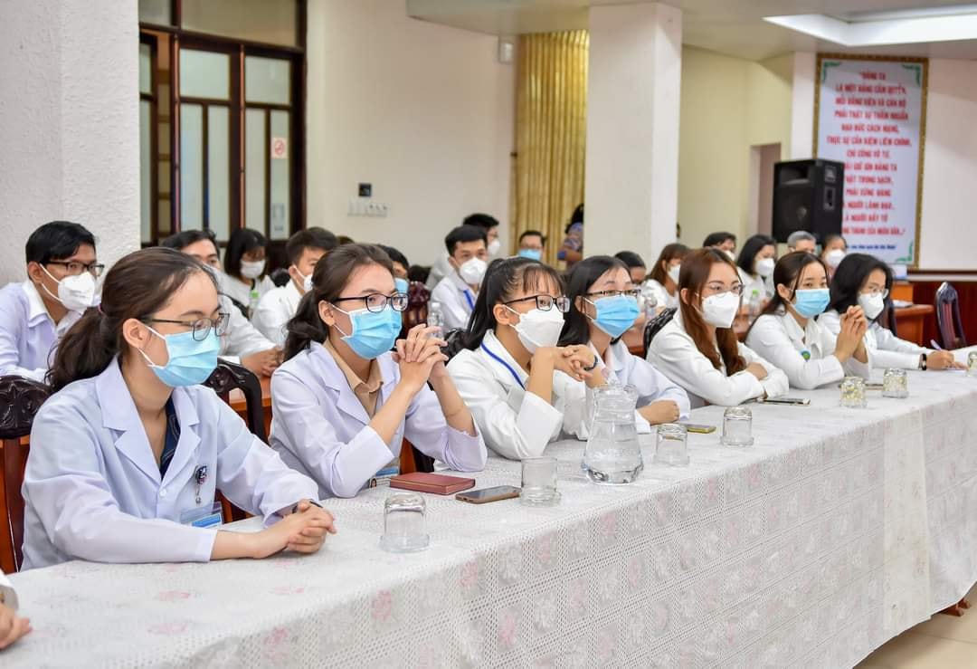 Các bác sĩ trẻ tham gia tăng cường nhân lực cho y tế cơ sở.