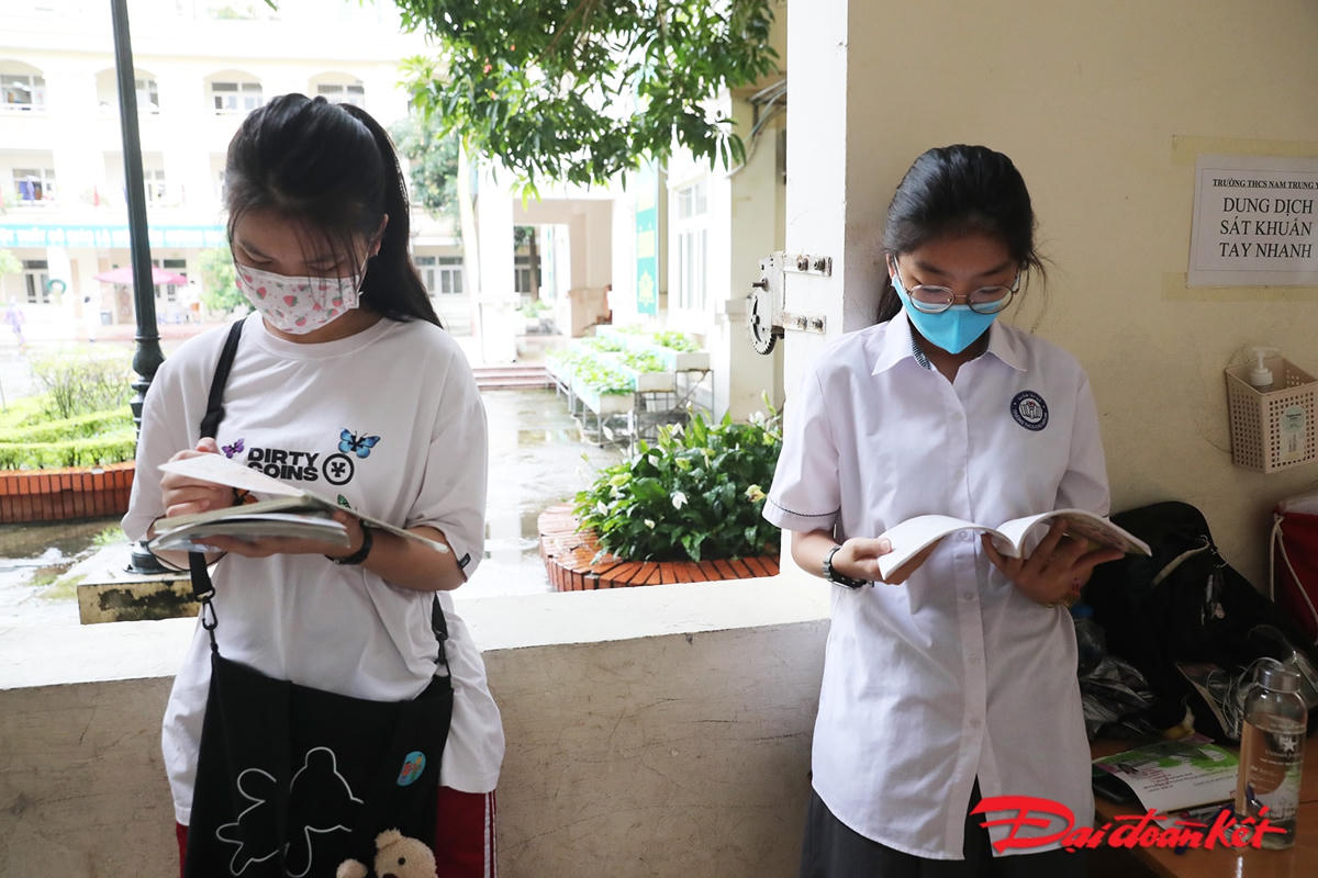 Thí sinh tranh thủ ôn lại bài trước khi được gọi vào phòng thi.