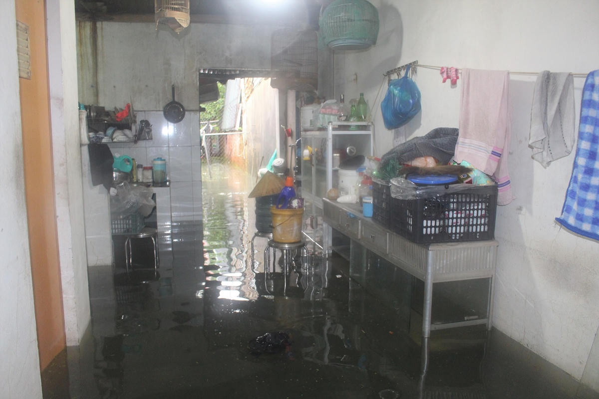 Đồ đạc người dân đưa lên vị trí cao để tránh bị ngập nước.
