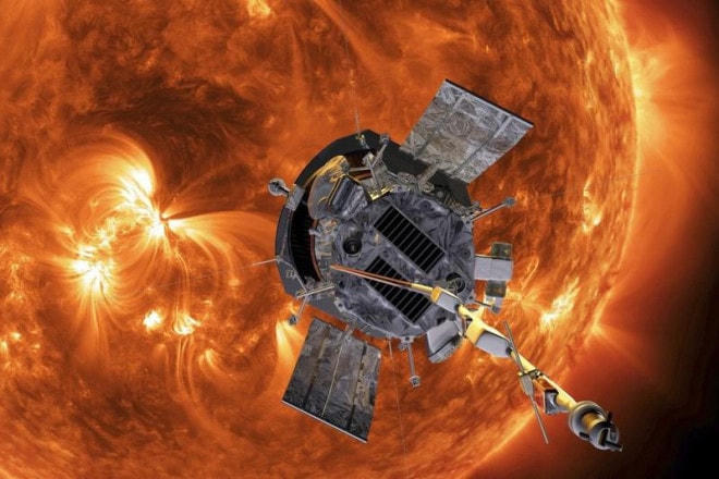 Hình ảnh do NASA cung cấp cho thấy hình ảnh mô phỏng về tàu thăm dò mặt trời Parker đang tiến đến Mặt Trời. Ảnh Reuters.  
