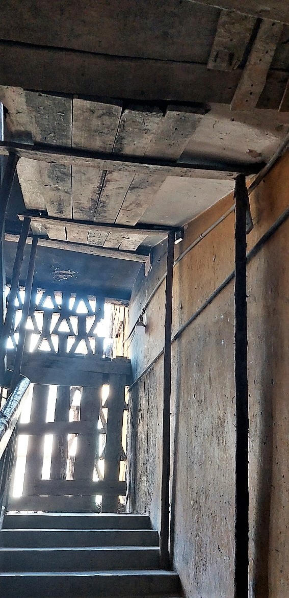 Cầu thang giữa các tầng được gia cố bằng gỗ lát sàn, cột chống tạm.