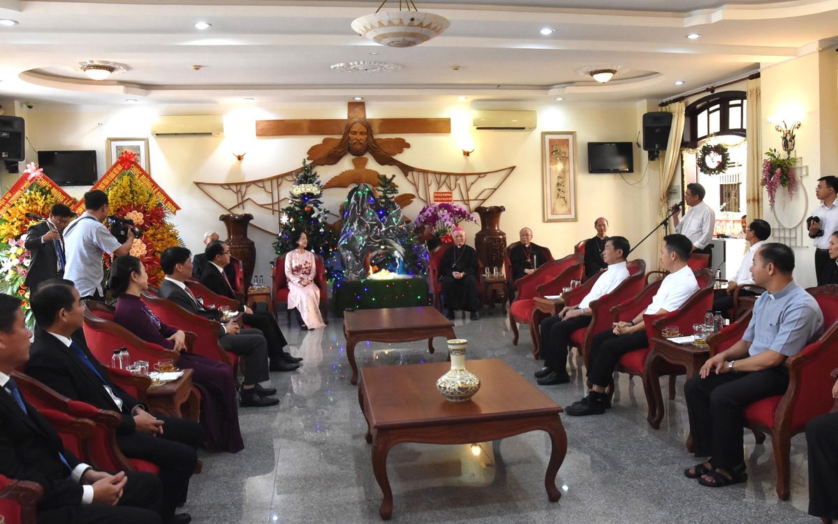 Quang cảnh buổi chúc mừng Giáng sinh của đoàn công tác tại Tòa Giám mục Giáo phận Xuân Lộc.