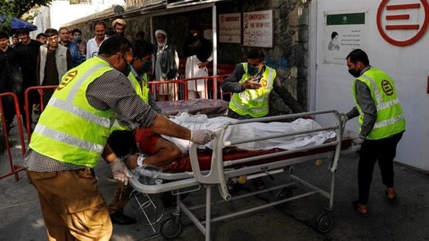 Đưa một người bị thương trong vụ nổ tới bệnh viện. (Nguồn: Reuters).  