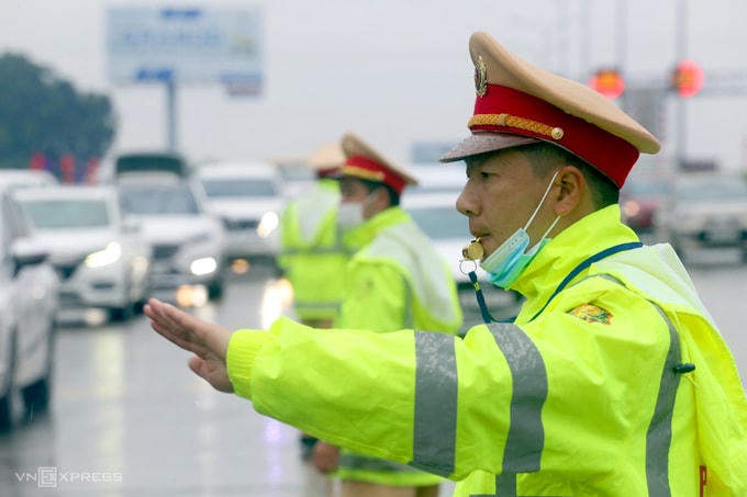 CSGT làm nhiệm vụ phân luồng trên cao tốc Pháp Vân - Cầu Giẽ dịp Tết Nguyên đán 2021. Ảnh: Bá Đô.