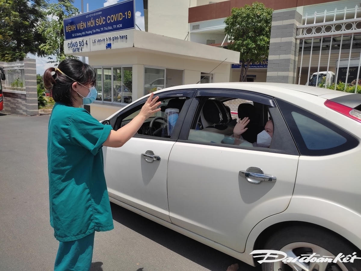 Các y, bác sỹ chào tạm biệt những bệnh nhân may mắn được điều trị khỏi Covid-19.