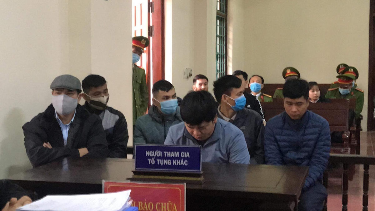 Ông Nguyễn Ngọc Tuấn (ngoài cùng bên trái) Chánh thanh tra Bộ Xây dựng tham dự phiên tòa theo triệu tập của Tòa án.