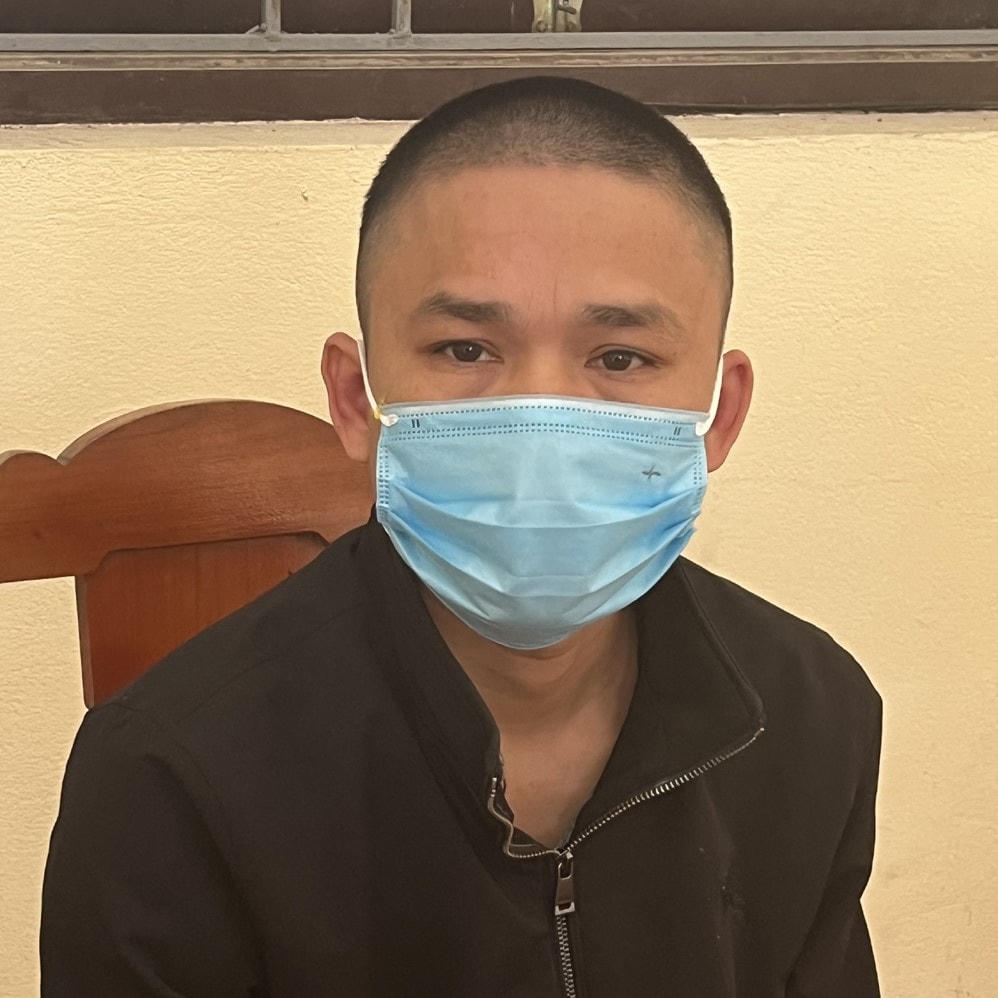 Phạm Khánh Trường giả làm nhân viên cửa hàng vật liệu xây dựng để đi chào hàng rồi lừa đảo.