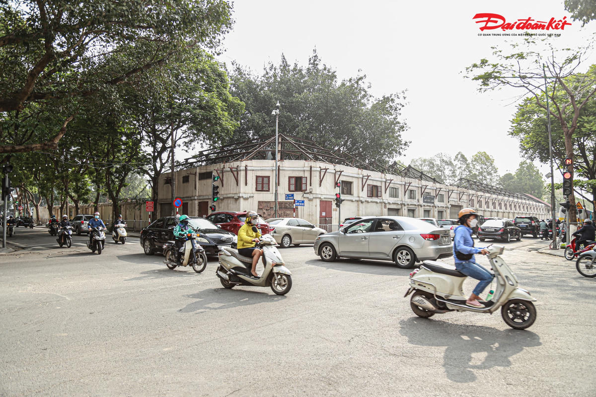Theo ghi nhận của PV Báo Đại Đoàn Kết Online tòa nhà 61 Trần Phú, phường Điện Biên, quận Ba Đình, TP Hà Nội đã dừng tháo dỡ, toàn bộ giàn giáo, bạt che quanh lô "đất vàng"  đã được dỡ bỏ.