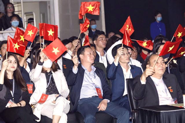 Các điển hình tiên tiến thưởng thức các tiết mục nghệ thuật.